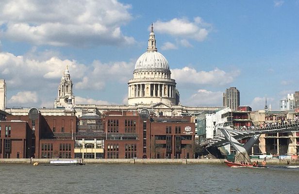 Half-day walking tour by the banks of the River Thames in a small group