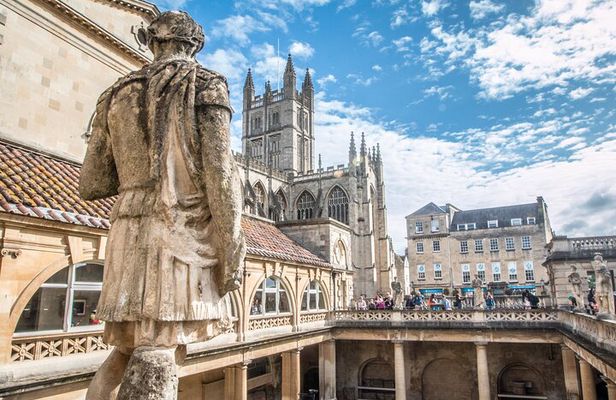 Stonehenge, Bath and Windsor Private Car Tour from London