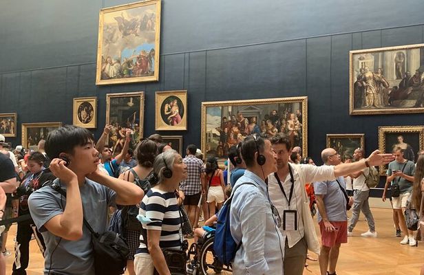 Paris Louvre Small Group Tour with Pre-Reserved Tickets