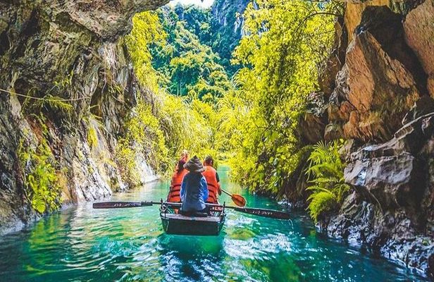 Luxury Ninh Binh Day Tour to Tam Coc, Mua Cave & Bich Dong Pagoda