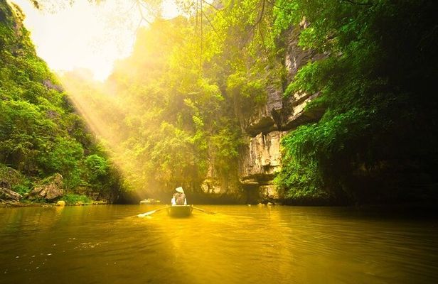 Ninh Binh Full-Day to Hoa Lu Tam Coc & Mua Cave Via Boat & Bike