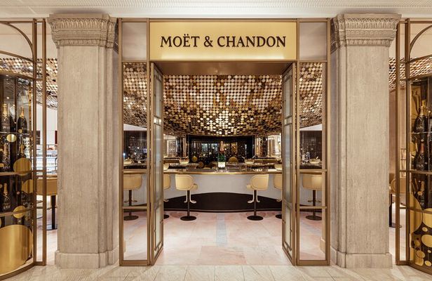 Private Buckingham Palace Royal Walk & Champagne at Harrods