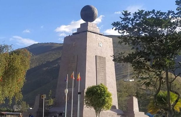 Mitad del mundo and Pululahua volcano transportation