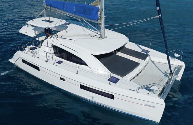 8-Hour Private 40' Cat 2 Stop to Cozumel, Food, Drinks & Snorkel
