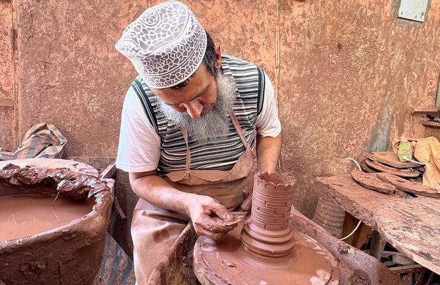 Exclusive Lesson of Omani Clay Pottery