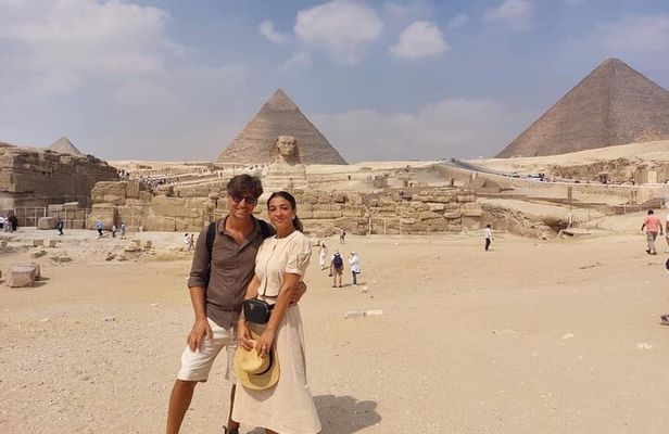 8-hours private tour Giza pyramids, lunch, camel ride and Egyptian museum