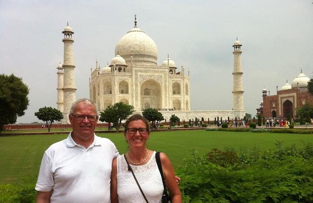 Full-Day Taj Mahal Agra Private Tour from Chennai with Flights