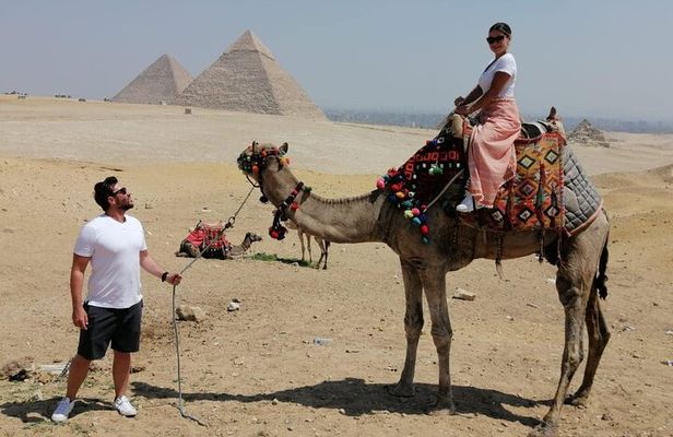 4-Hours Private Tour Giza pyramids ,Sphinx and Khan al-Khalili Market 