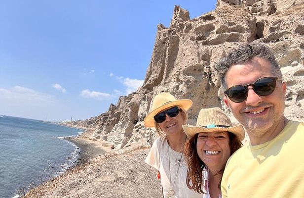 Private Guided Tour around Santorini with Uncrowded Sunset