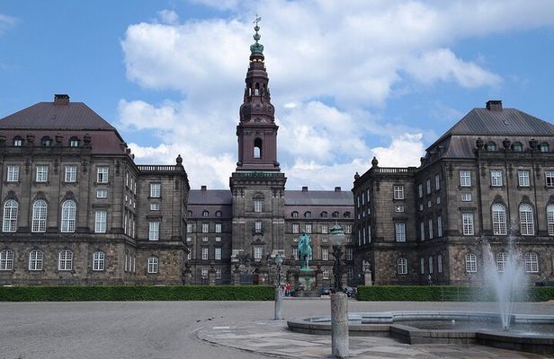 The Murder by Christiansborg Palace: Interactive Mystery Hunt