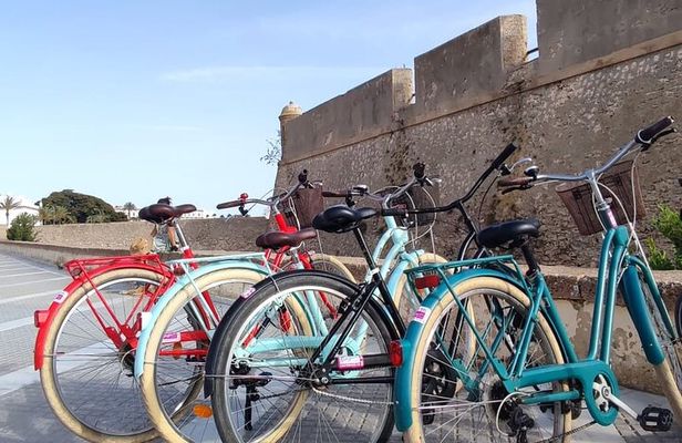 A private stroll cycling around Cádiz + bike rental