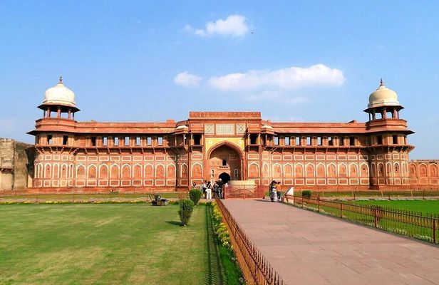 From Delhi : Luxury Taj Mahal Tour By Luxury Car- All Inclusive