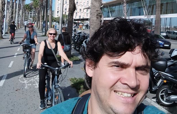Barcelona highlights bike tour