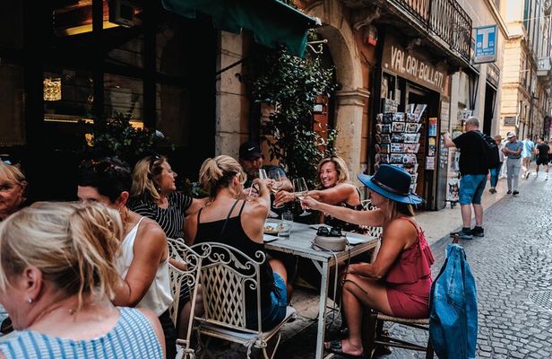 Verona walking tour:food, wine, legends, lunch/dinner & cable car