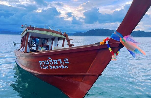 Phuket Luxury Traditional Boat Ride/Coral Island 08.30AM-01.30PM