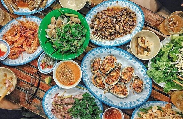 Da Nang By Night: Seafood dinner, night market and cruise trip