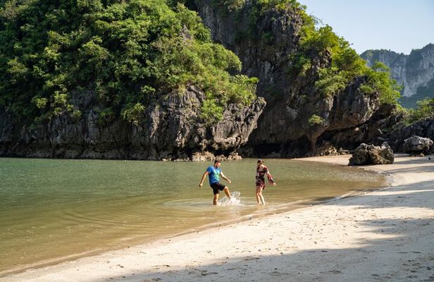The utmost luxury Halong Bay cruise full day: route avoid crowded