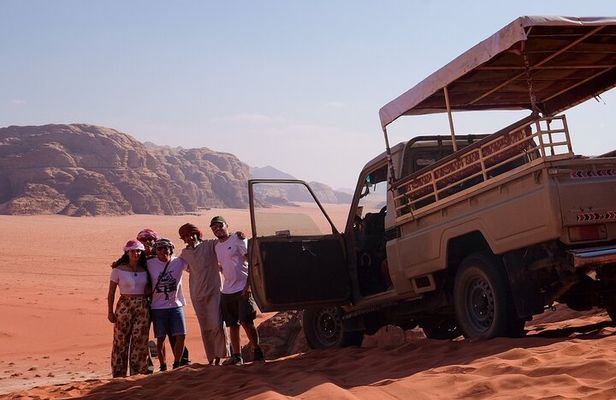 Half day Jeep Tour in Wadi Rum incl. water and Bedouin tea