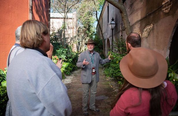 Hidden Alleyways and Historic Sites Small-Group Walking Tour