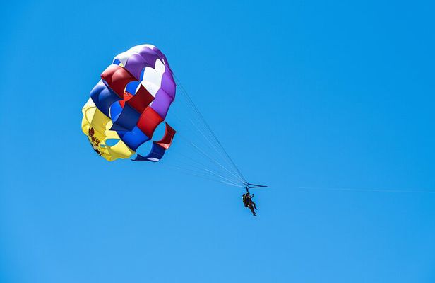 Parasailing in Dubai