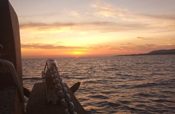 Dreamy Cruise sunset tour with dinner and unlimited wine!