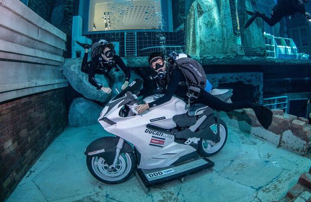 Deep Dive Dubai Pool | Beginners Scuba Diving