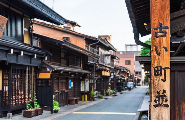 Half-Day Takayama Walking Tour with an English Speaking Guide