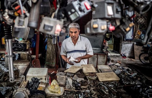 Into the Thieves Market Hanoi Photo Tour