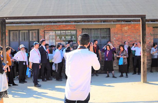 Auschwitz Birkenau: Live-Guided Tour with Transportation and Hotel Pickup