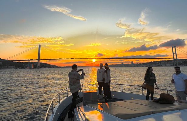 Bosphorus Sunset Yacht Cruise with Snacks and Live Guide
