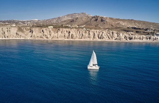 Santorini: Caldera Private Catamaran Cruise with Meal & Drinks
