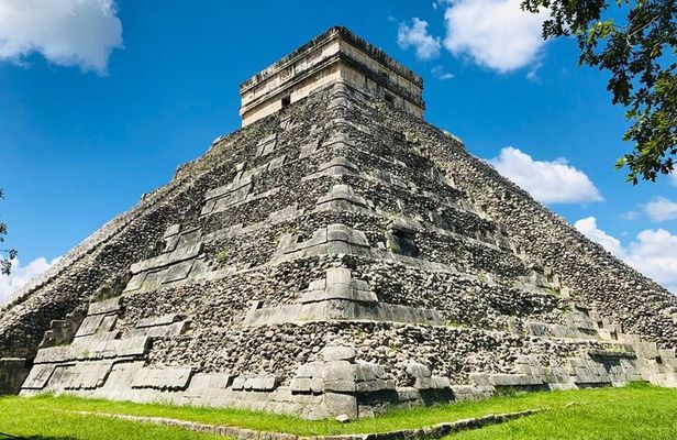 Chichén Itzá Premium and 2 Mayan Cenotes Full Day Tour