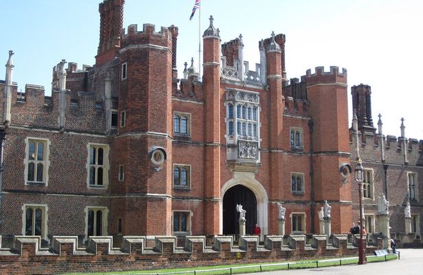 Hampton Court Palace Private Tour - discovering the excesses of Henry VIII