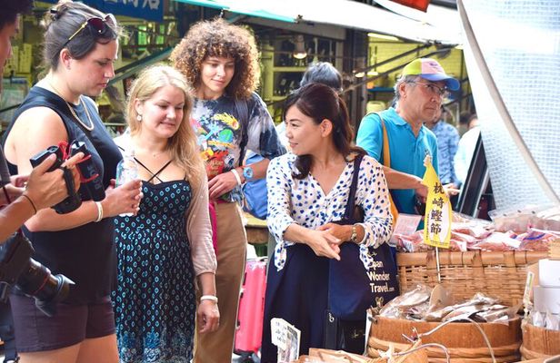 Tokyo Tsukiji Fish Market with Fish Tasting (90min Walking Tour)