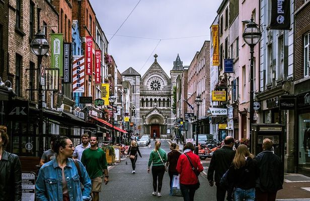 Private Mesmerizing Dublin: Walking Tour for Couples