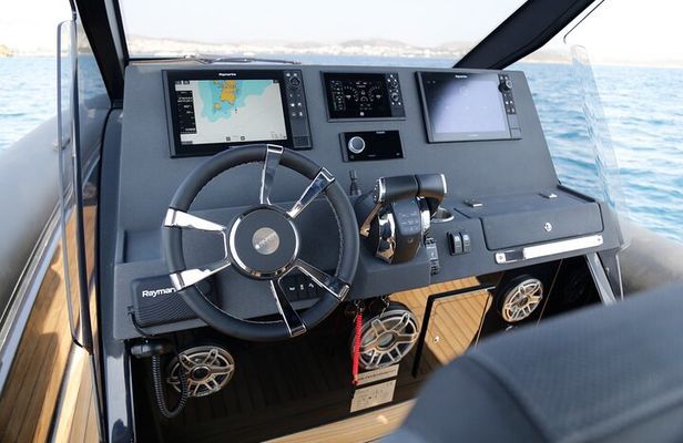 Santorini Caldera: Private Cruise with Speed Boat & Open Bar