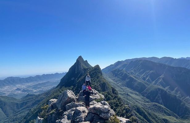 1 Day Hiking Experience to the "M" summit in Chipinque (private)