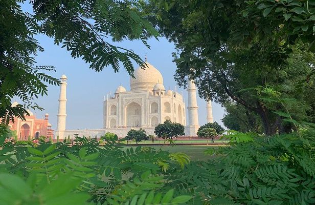 Same day Taj Mahal Tour from Delhi by Car with Lunch & Entry Fees