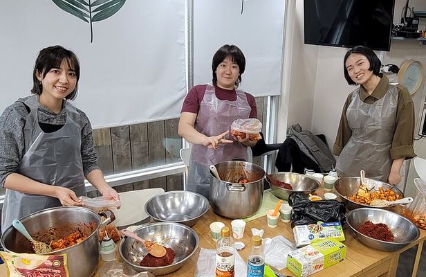 Busan Kkakdugi(Korean radish Kimchi) class with various options