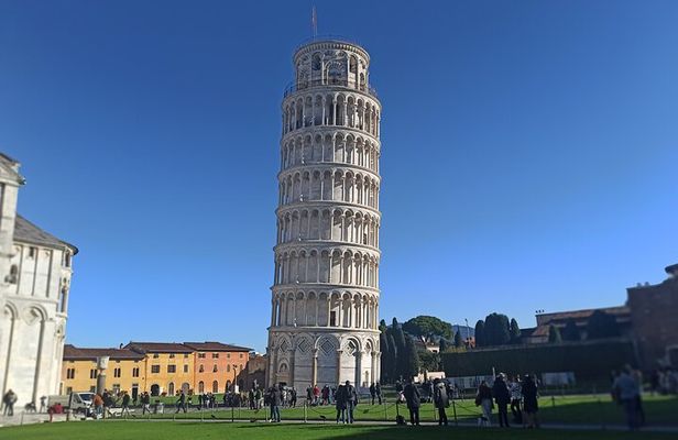 PRIVATE TRANSFER from Florence to Cinque Terre with stops in Lucca & Pisa