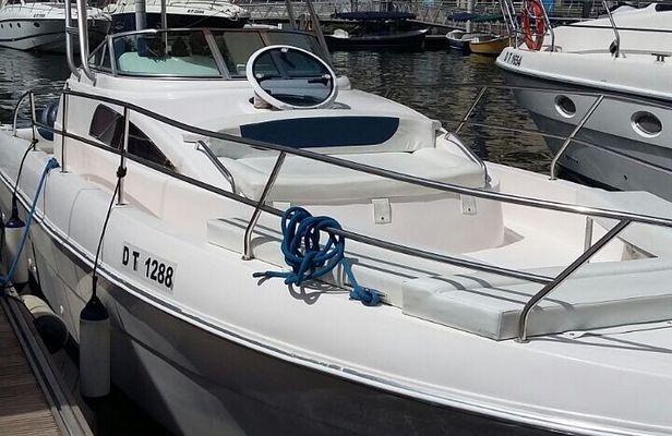 33ft. Yacht Rental on New Year's Eve around Dubai Palm