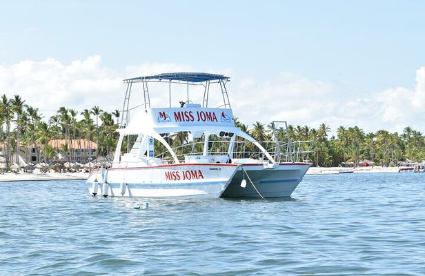 Experience for families and friends by private boat with pick-up