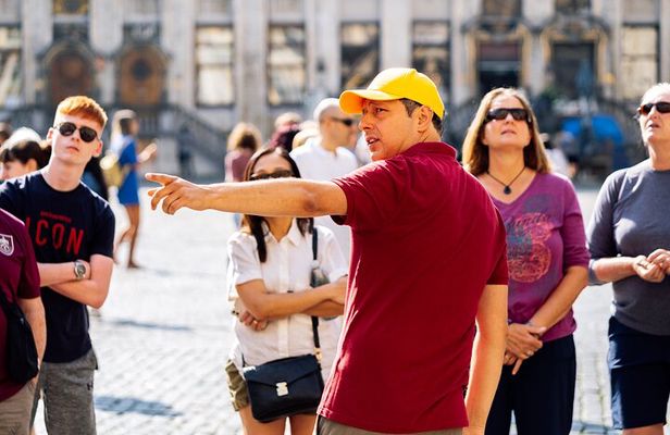 Brussels: Historical Walking Tour with Chocolate & Waffle Tasting