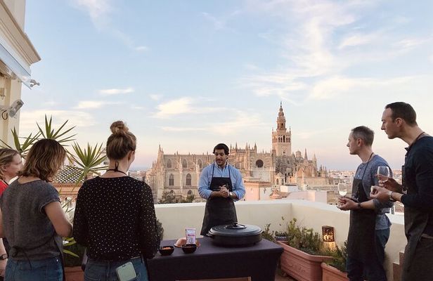Sevilla: Rooftop Paella Cooking Class & 30-minute expert Q&A