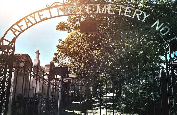 Garden District Celebrities Cemeteries Mansions and Mysteries Walking Tour