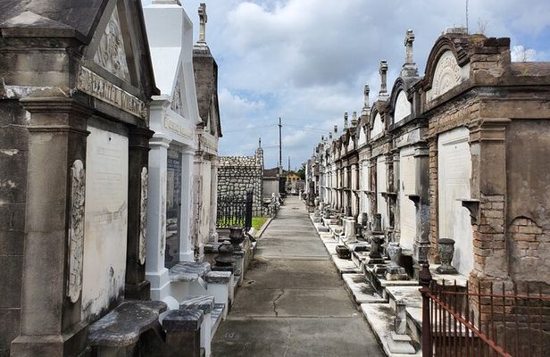 New Orleans Garden District and Cemetery Bike Tour