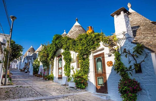 Experience in Alberobello with miniature trullo construction