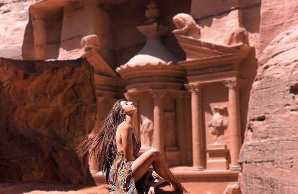 Explore Petra Highlights: Private One-Day Tour from Amman or QAIA
