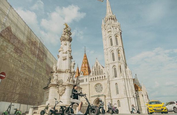 Private Tour with cafe stop on e-scooter including Citadel & Fisherman's Bastion