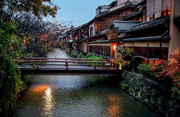 Guided Gion Tour: Explore Kyoto’s Historic Geisha District 